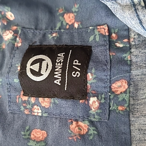 2/20$ Amnesia men shirt size small - Picture 4 of 4